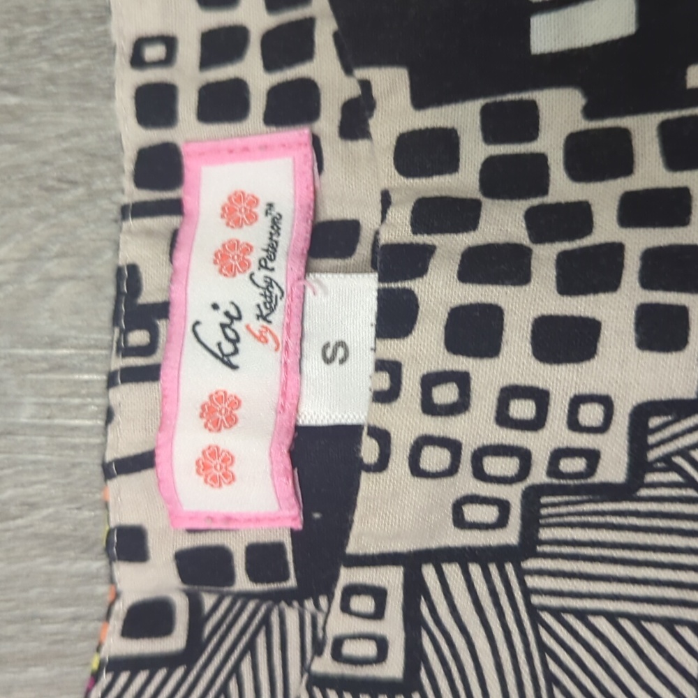 Koi Scrub Top - Picture 2 of 3
